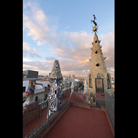 Barcelona, Palau Gell (Gaudi), Abendlicher Blick von der Dachterrasse auf die Kathedrale und zur Baslica del P