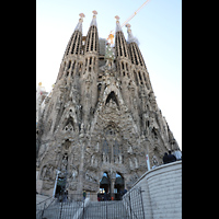 Barcelona, La Sagrada Familia, Geburtsfassade mit den 4 Krippentrmen (98,40 m auen bzw. 107 m hoch)
