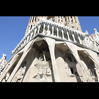 Barcelona, La Sagrada Familia, Passionsfassade von Josep Maria Subirach nach Entwrfen Gauds, den Leidensweg Jesu darstellend