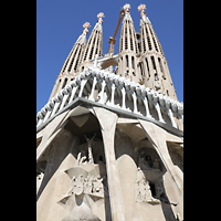 Barcelona, La Sagrada Familia, Passionsfassade mit weiem Giebel (Fronton) und den 4 Passionstrmen