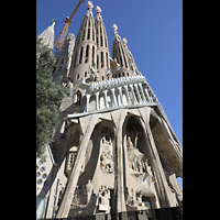 Barcelona, La Sagrada Familia, Knochenfrmige Sulen, darber der Giebel mit 18 knochenfrmigen Sulen