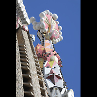 Barcelona, La Sagrada Familia, Eine der Spitzen der Passionstrme mit Mosaiken bischflicher Attribute