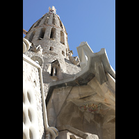 Barcelona, La Sagrada Familia, Blick zwischen Saktristei und Giebel der Passionsfassade auf einen der Trme