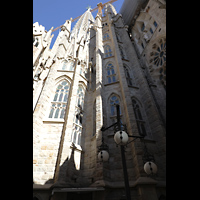 Barcelona, La Sagrada Familia, Apsis von auen mit Marienturm