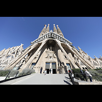 Barcelona, La Sagrada Familia, Passionsfassade mit den 4 Passionstrmen (112,20 m auen bzw. 120 m hoch)