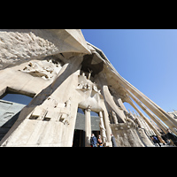 Barcelona, La Sagrada Familia, Blick durch die knochenfrmigen Sulen der Passionsfassade zum Evangeliumsportal