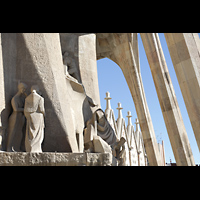 Barcelona, La Sagrada Familia, Blick durch die knochenfrmigen Sulen der Passionsfassade zum Langhaus