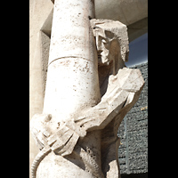 Barcelona, La Sagrada Familia, Sule der Geielung Jesu - dahinter das Evangeliumsportal