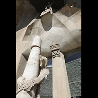 Barcelona, La Sagrada Familia, Blick von der Sule der Geielung zur Kreuzigungsszene ber dem Evangeliumsportal