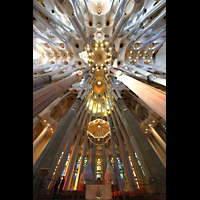 Barcelona, La Sagrada Familia, Vierung mit Orgel und Blick auf die baumfrmigen Sulen und das Deckengewlbe