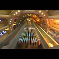 Barcelona, La Sagrada Familia, Rckseitiger Prospekt der Chororgel mit Blick ins Chorgewlbe