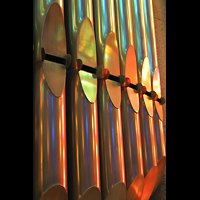 Barcelona, La Sagrada Familia, Parabolfrmige Labien mit durch die bunten Glasfenster einfallendem Licht