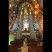 Barcelona, La Sagrada Familia, Rckseitger Chororgelprospekt mit Blick ins Chorgewlbe und Langhaus