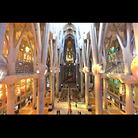 Barcelona, La Sagrada Familia, Blick von der rckseitigen Empore in die Basilika in Richtung Chor