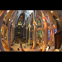 Barcelona, La Sagrada Familia, Blick von der hinteren Empore in die Basilika - rechts: Figur des Hl. Georg