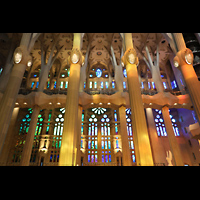 Barcelona, La Sagrada Familia, Bunte Glasfenster im nordstlichen Lamghaus (Geburtsfassade)