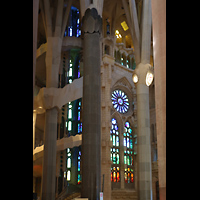 Barcelona, La Sagrada Familia, Bunte Glasfenster an der Vierung im nordstlicher Richtung
