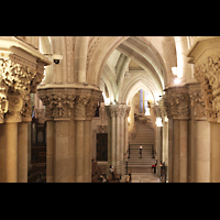 Barcelona, La Sagrada Familia, Abgang zur Krypta mit Blick auf die Krypta-Orgel und die Kapitelle der Sulen