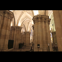 Barcelona, La Sagrada Familia, Seitlicher Blick in den Sulengang der Krypta