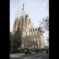 Barcelona, La Sagrada Familia, Auenansicht des Langhauses und der Passionstrme von der Carrer de Mallorca