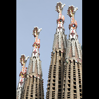 Barcelona, La Sagrada Familia, Spitzen der Passionstrme mit bunten Mosaiken