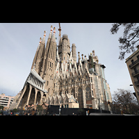 Barcelona, La Sagrada Familia, Auenansicht von der Plaa de la Sagrada Familia - rechts die noch unfertige Glorienfassade