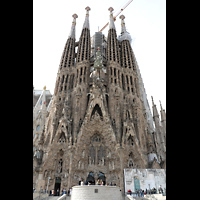 Barcelona, La Sagrada Familia, Geburtsfassade mit den 4 Krippentrmen (98,40 m auen bzw. 107 m hoch)