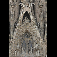 Barcelona, La Sagrada Familia, Portikus der Liebe: Unten die Geburt Jesu, oben die Krnung Mariens durch Jesus