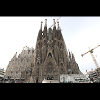 Barcelona, La Sagrada Familia, Auenansicht von der Plaa de Gaud auf die Geburtsfassade und aufs Langhaus