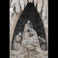 Barcelona, La Sagrada Familia, Krnung Mariens durch Jesus an der Spitze des Portukus der Liebe