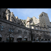 Montserrat, Abadia de Montserrat, Baslica Santa Mara, Zufahrt zur Basilika am Berghang