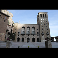 Montserrat, Abadia de Montserrat, Baslica Santa Mara, ueres Atrium und neue Fassade mit Reliefs von Joan Rebull