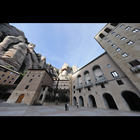 Montserrat, Abadia de Montserrat, Baslica Santa Mara, Blick vom ueren Atriium auf die Fassade und die Berge