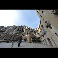 Montserrat, Abadia de Montserrat, Baslica Santa Mara, Blick vom ueren Atriium auf die Fassade und die Berge
