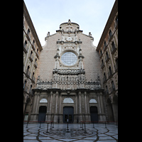 Montserrat, Abadia de Montserrat, Baslica Santa Mara, Inneres Atrium und Fassade von Francesc de Paula del Villar I Carmona (1900)