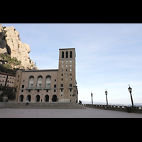 Montserrat, Abadia de Montserrat, Baslica Santa Mara, ueres Atrium mit Klosterturm und Blick auf die Berge