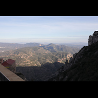 Montserrat, Abadia de Montserrat, Baslica Santa Mara, Blick von der Terrasse des Atriums auf die Berge und die Ebene von Barcelona