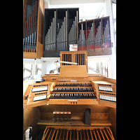 Berlin, St. Ansgar, Spieltisch und Orgel