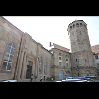 Bayreuth, Schlosskirche, Kirchenportal am Harmoniehof und Turm