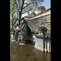 Bayreuth, Schlosskirche, Wittelsbacher Brunnen mit Blick auf die Kirche