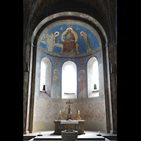 Schningen am Elm, St. Lorenz, Chor mit Altar und Taufstein