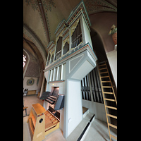 Helmstedt, Stadtkirche St. Stephani, Hauptorgel mit Spieltisch und hinten platziertem Pedalwerk seitlich