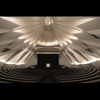 Santa Cruz de Tenerife (Teneriffa), Auditorio de Tenerife, Blick von der Saalmitte zur Orchseterbhne und Orgel