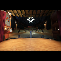 Las Palmas (Gran Canaria), Auditorio Alfredo Kraus, Blick vom linken Rand der Orchesterbhne auf die Orgel und zur Rckwand