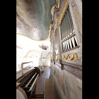 Herbolzheim, St. Alexius, Seitlicher Blick auf die Hauptorgel mit Spieltisch