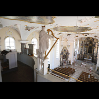 Herbolzheim, St. Alexius, Blick in die Kirche ber die Davidsfigur neben dem Rckpositiv