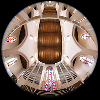 Freiburg, St. Martin, Orgel mit Spieltisch und Blick zur Decke