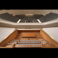 Worms, Lutherkirche, Orgel mit Spieltisch perspektivisch