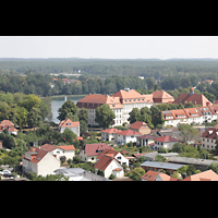 Neustrelitz, Stadtkirche, Ausblick vom Turm zum Glambecker See, davor das Gymnasium Carolinum