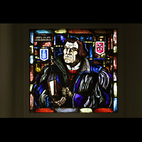 Neustrelitz, Stadtkirche, Buntes Glasfenster mit Luther-Motiv